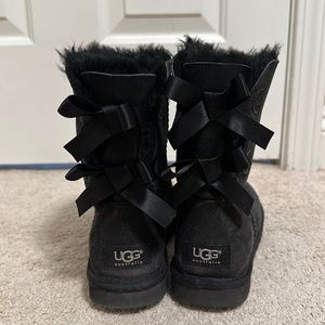 UGG Women's Bailey Bow II Black, size 6 - COPY